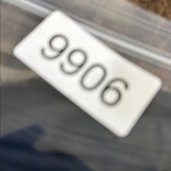 EUC Under Armour Women’s Black Long Sleeve Long Sleeve Shirt Thumb Holes- Size S - Picture 4 of 5